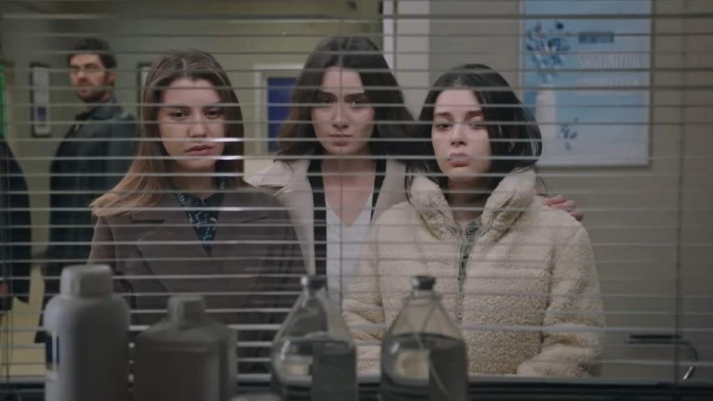 Selma, Zeynep i Merve stoją przed szybą sali intensywnej terapii.