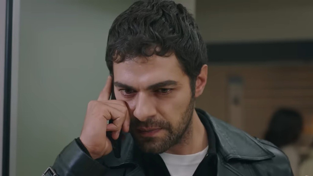 Halil rozmawia przez telefon.