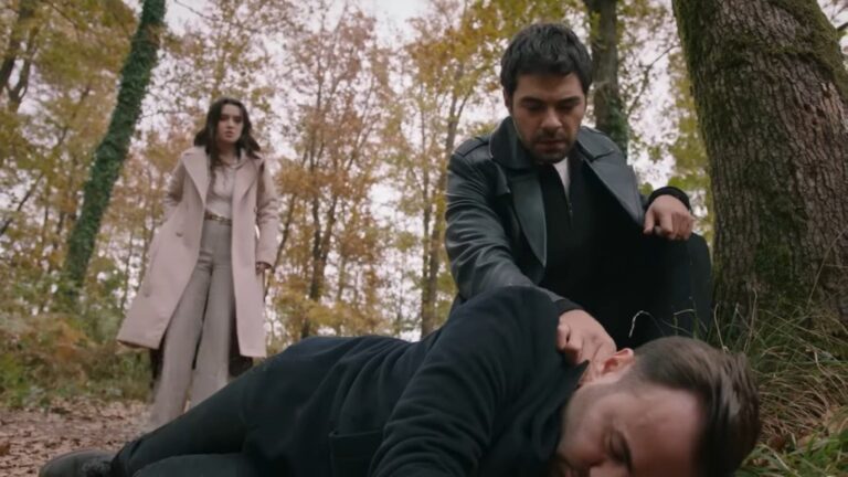 Halil sprawdza puls na szyi leżącego w lesie Cengiza. Z tyłu stoi Zeynep.