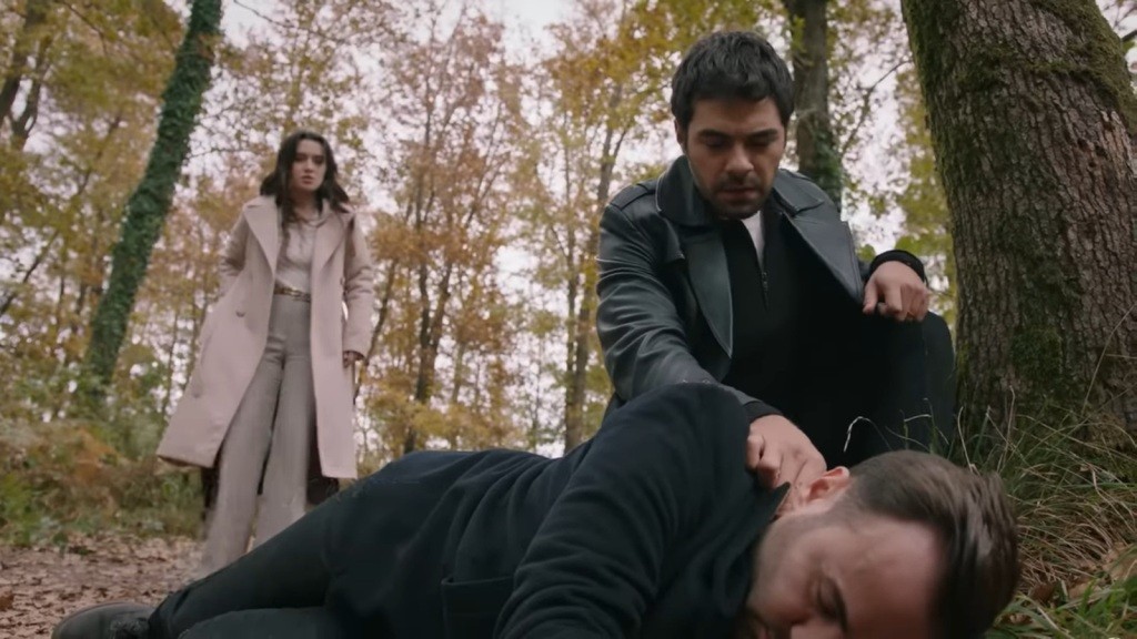 Halil sprawdza puls na szyi leżącego w lesie Cengiza. Z tyłu stoi Zeynep.