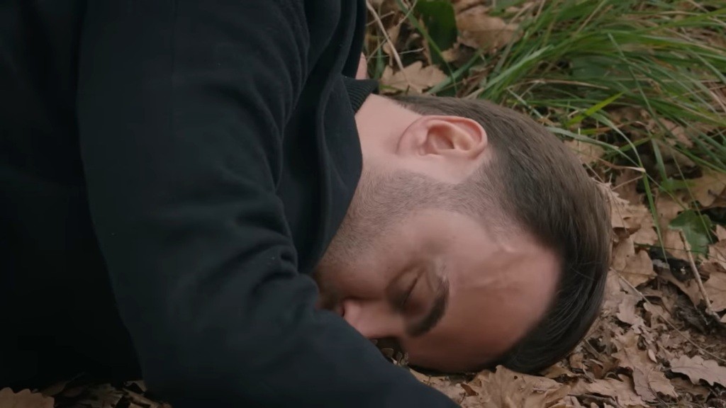 Zbliżenie na twarz nieprzytomnego Cengiza.