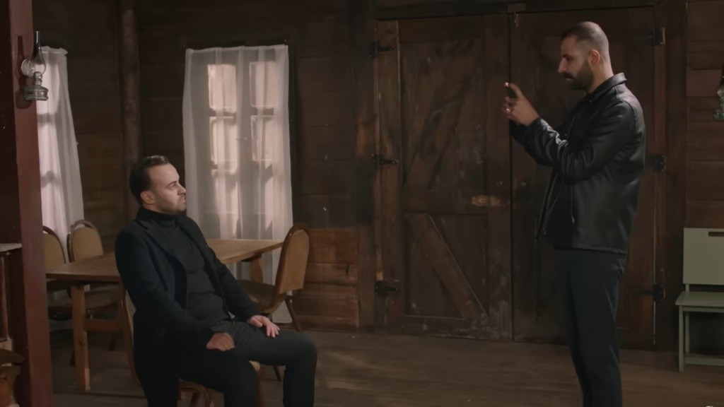 Cengiz nagrywa film, wyznając prawdę o swoim porwaniu.