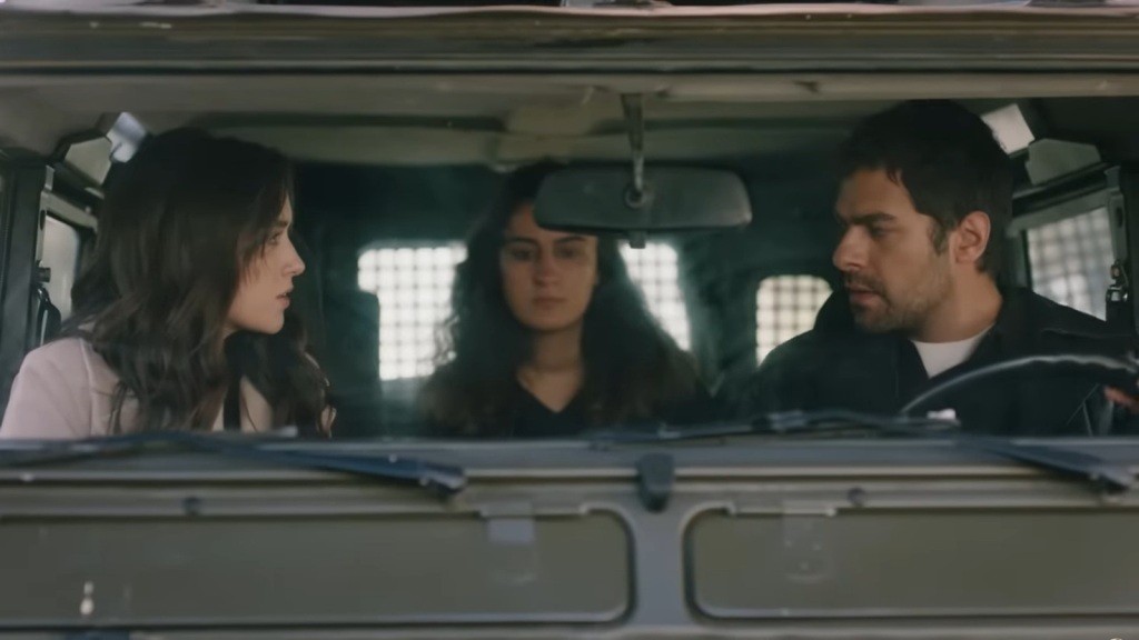 Zeynep i Halil siedzą z przodu, a narzeczona Cengiza na tylnej kanapie samochodu.