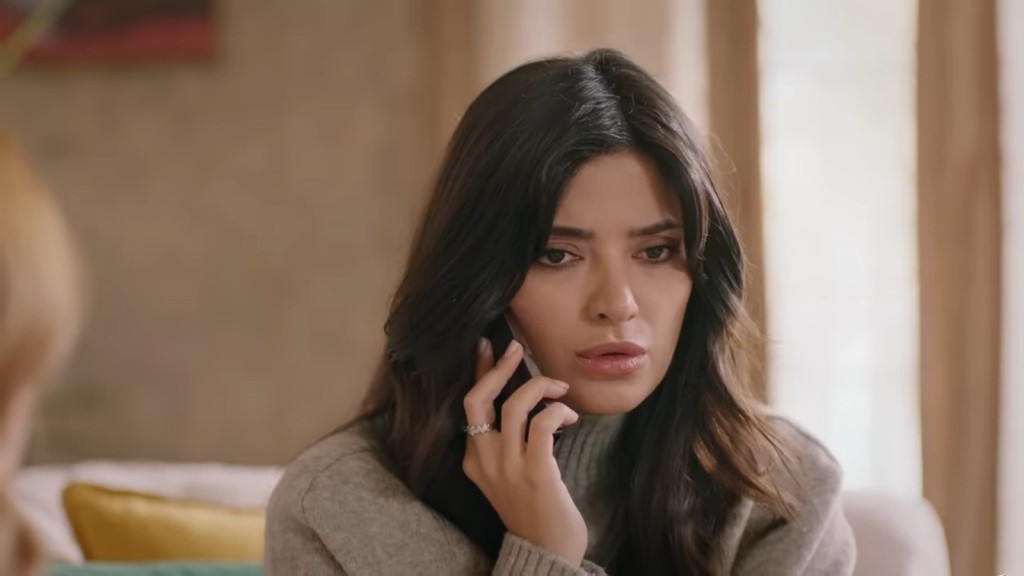 Gozde z niepokojem na twarzy odbiera telefon.