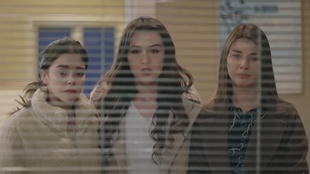 Merve, Zeynep i Selma stoją przed szybą sali intensywnej terapii.