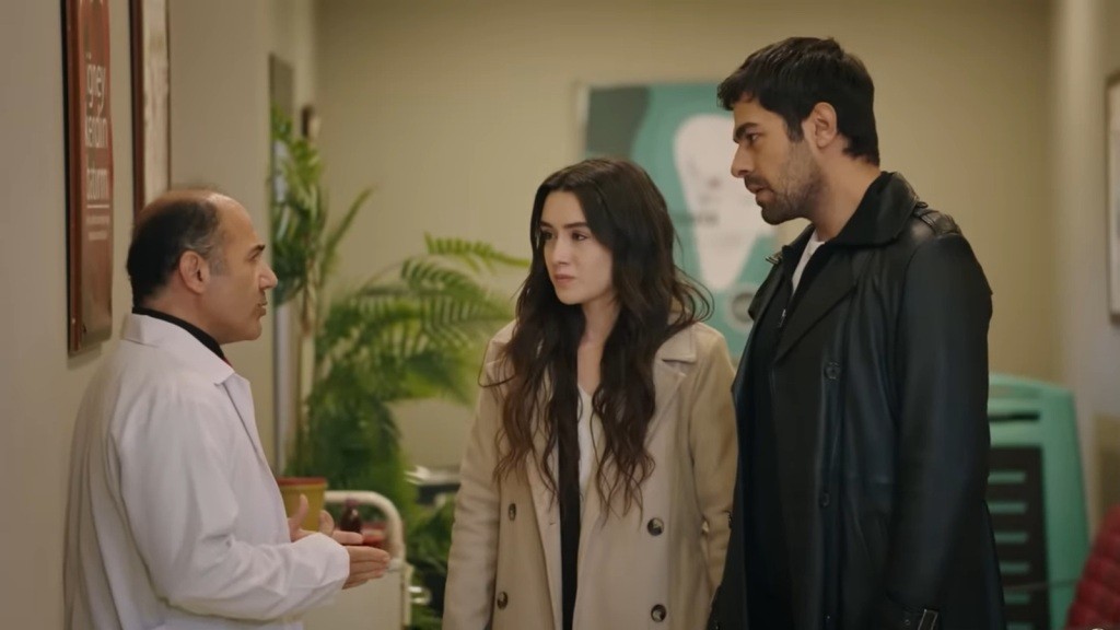 Zeynep i Halil rozmawiają z doktorem.