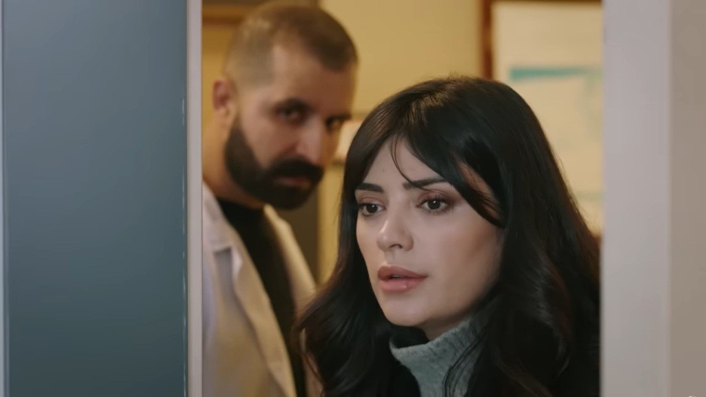 Przebrany za lekarza Sahin i Gozde zaglądają do sali.