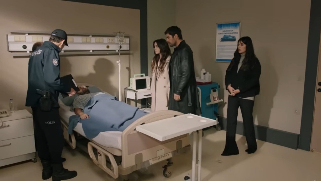 Policjant próbuje przesłuchać Cengiza. W sali znajdują się również małżonkowie i Gozde.