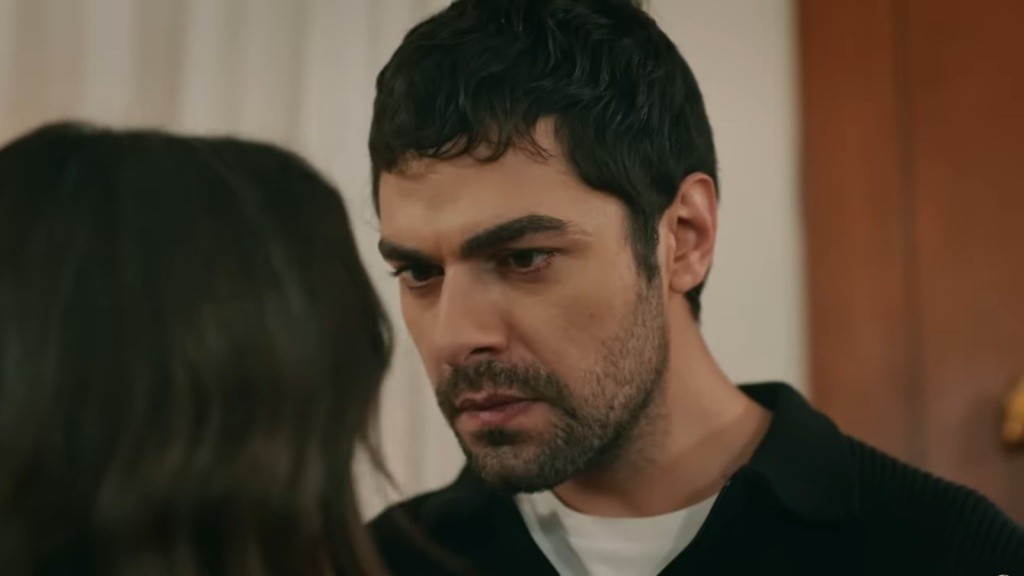 Halil patrzy intensywnie w oczy Zeynep.