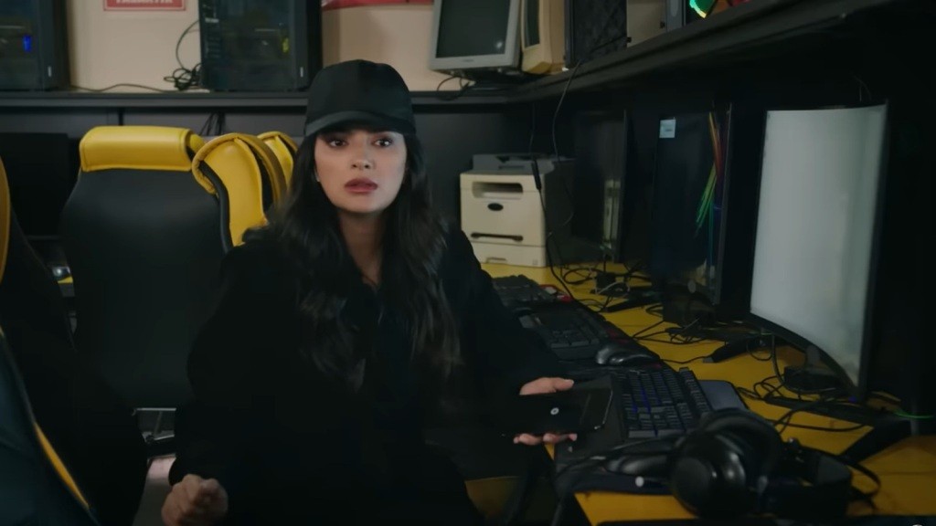 Gozde jest w kawiarence internetowej.