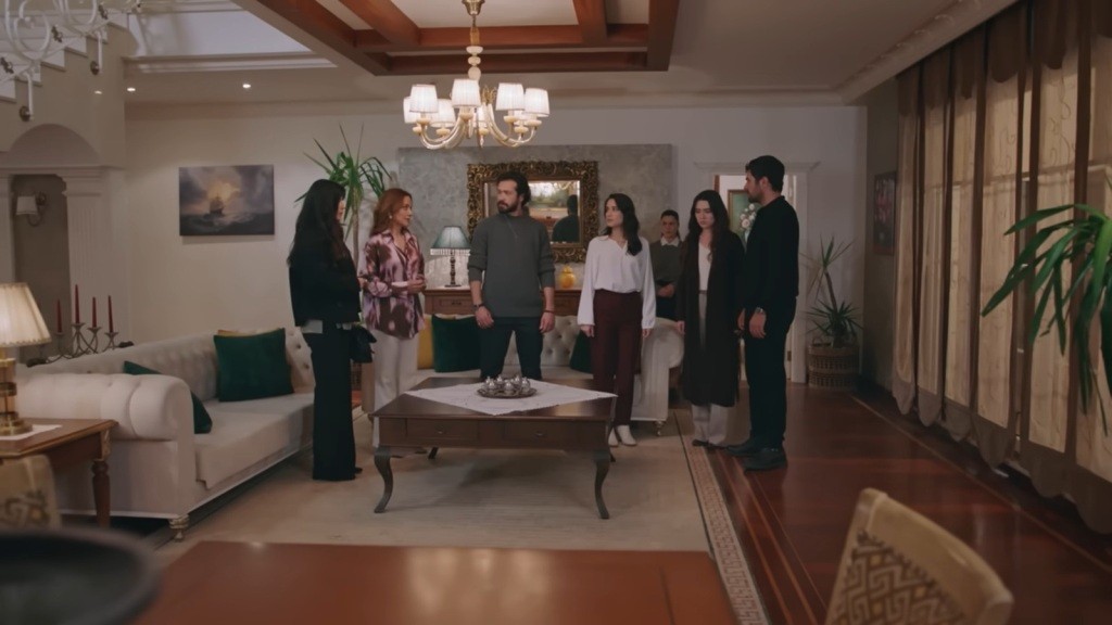 Domownicy zebrali się w salonie, gdzie Halil przekazuje im wiadomość o rozwodzie z Zeynep.