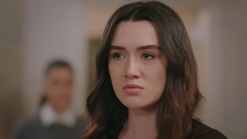 Oczy Zeynep są pełne łez.