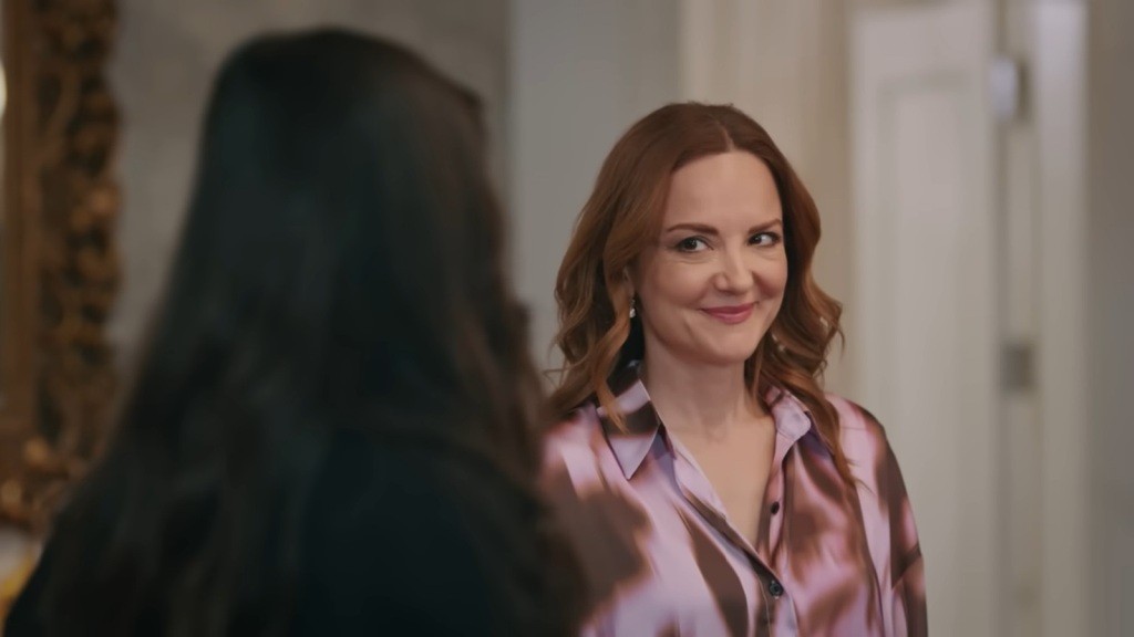 Songul uśmiecha się z satysfakcją, patrząc z boku na Gozde.