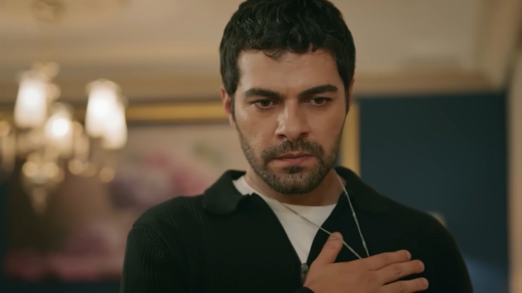 Halil przykłada dłoń do serca.