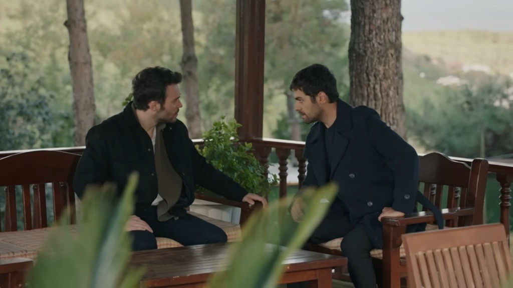 Hakan i Halil rozmawiają w altanie.