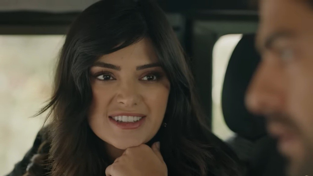 Gozde z uśmiechem spogląda na Halila.