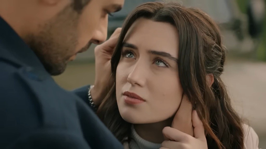 Halil opatruje Zeynep. Oboje patrzą sobie prosto w oczy.