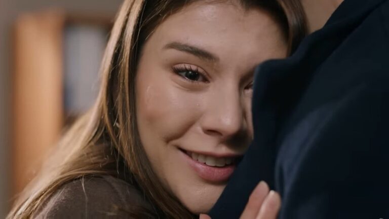 Selma przytula głowę do piersi Erena. Na jej twarzy maluje się wzruszenie.