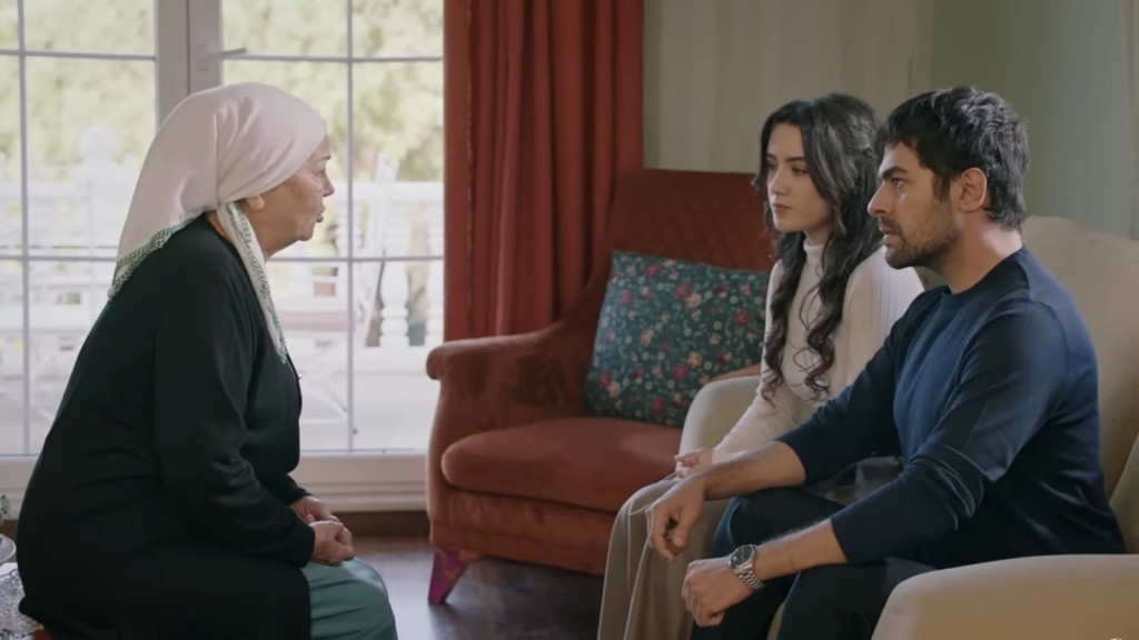 Zumrut rozmawia z Halilem i Zeynep, siedząc naprzeciwko nich.