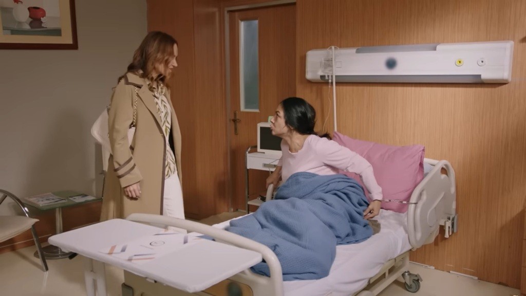 Scena w szpitalu. Tulay chce zerwać się z łóżka i zaatakować stojącą przed nią Songul.