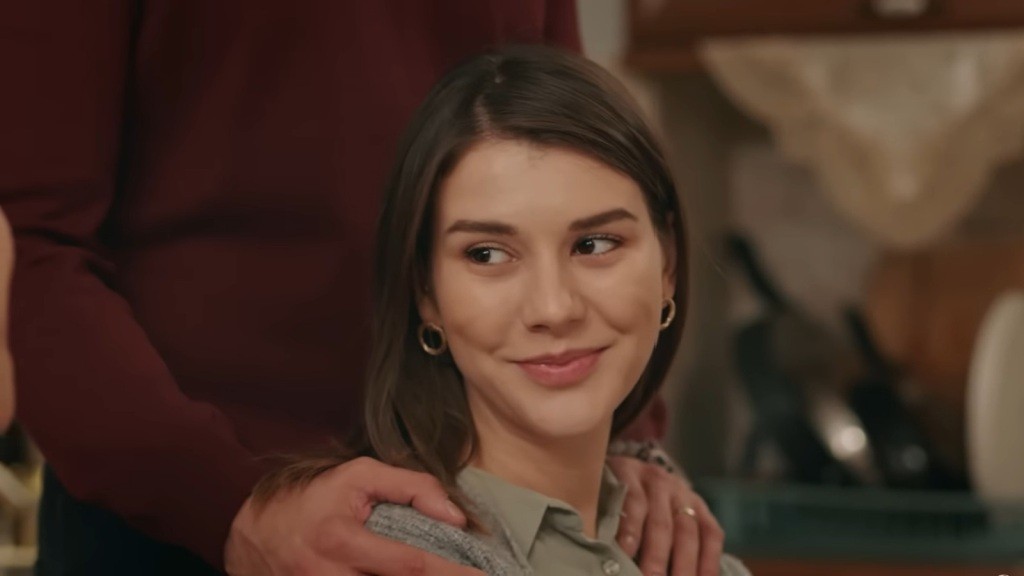 Selma uśmiecha się. Eren trzyma ręce na jej barkach.