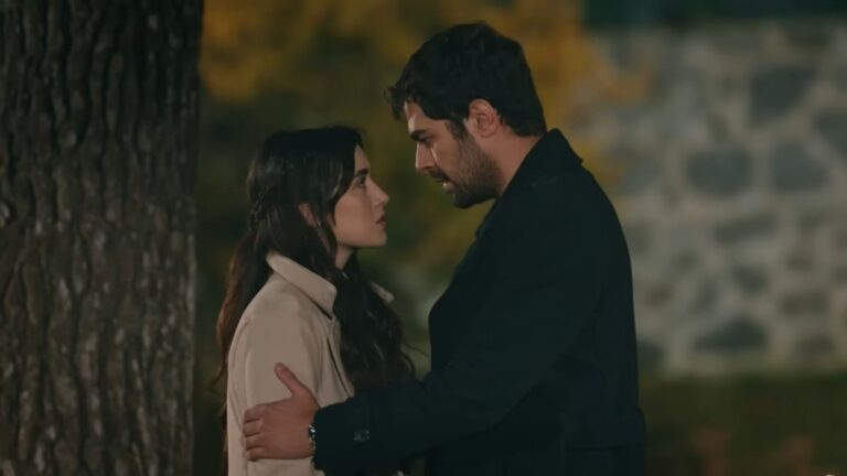 Scena w ogrodzie nocą. Halil obejmuje ramiona Zeynep, stojąc z nią twarzą w twarz.
