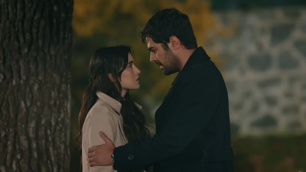 Scena w ogrodzie nocą. Halil obejmuje ramiona Zeynep, stojąc z nią twarzą w twarz.