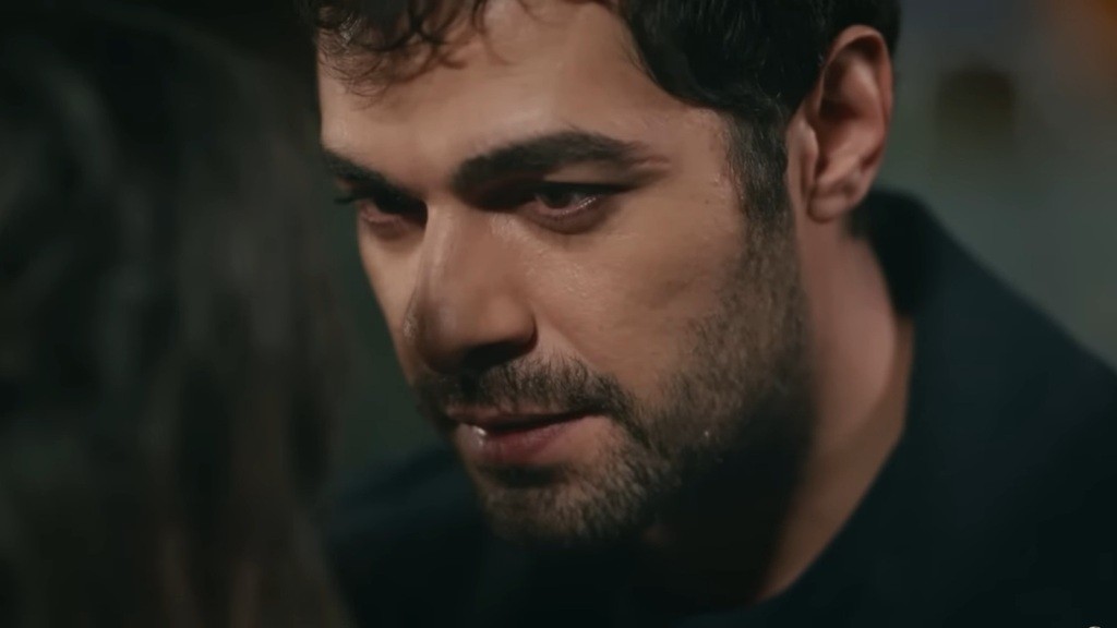 Halil z miłością patrzy w oczy Zeynep.