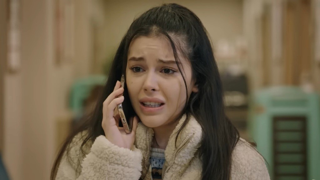 Zrozpaczona Merve rozmawia przez telefon.