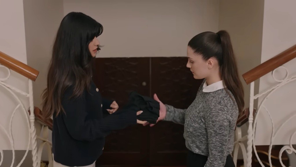 Gozde wręcza Songul swoją czarną koszulę.