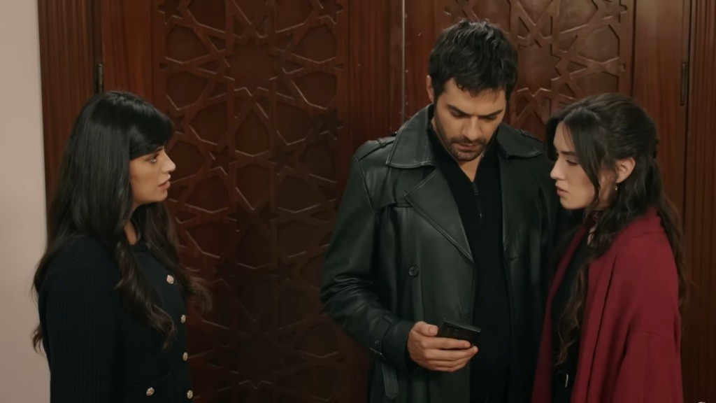 Halil i Zeynep patrzą w ekran telefonu. Obok nich stoi Gozde.