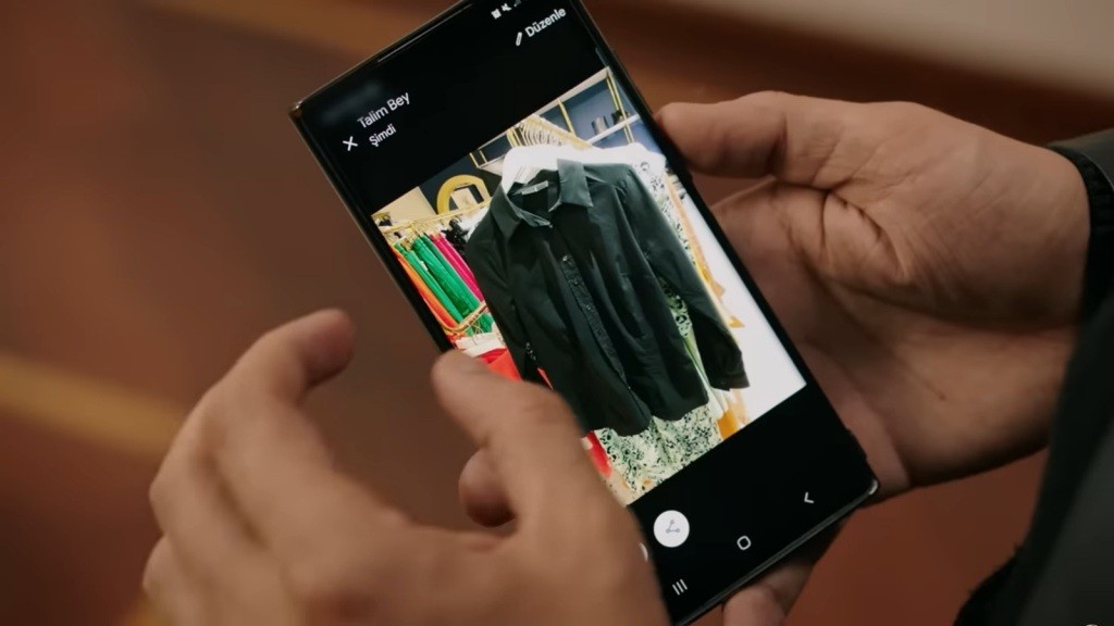 Zdjęcie czarnej koszuli na ekranie telefonu.