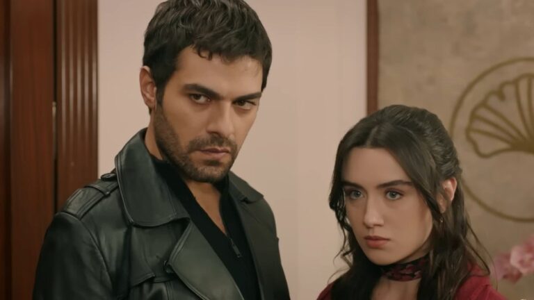 Halil i Zeynep patrzą uważnie w ten sam punkt.