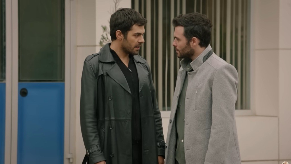 Halil rozmawia z Hakanem przed szpitalem.