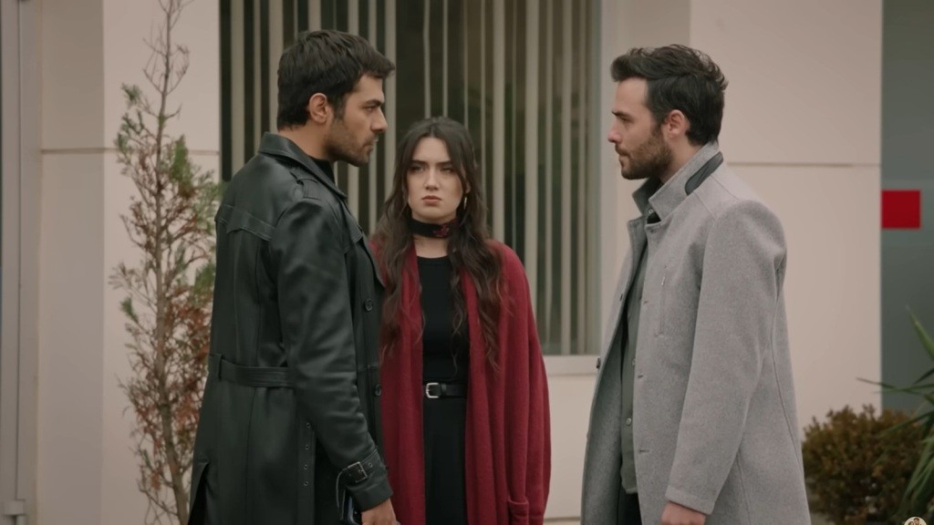 Halil i Hakan odgrywają scenę przed szantażystą. Zeynep stoi obok nich.