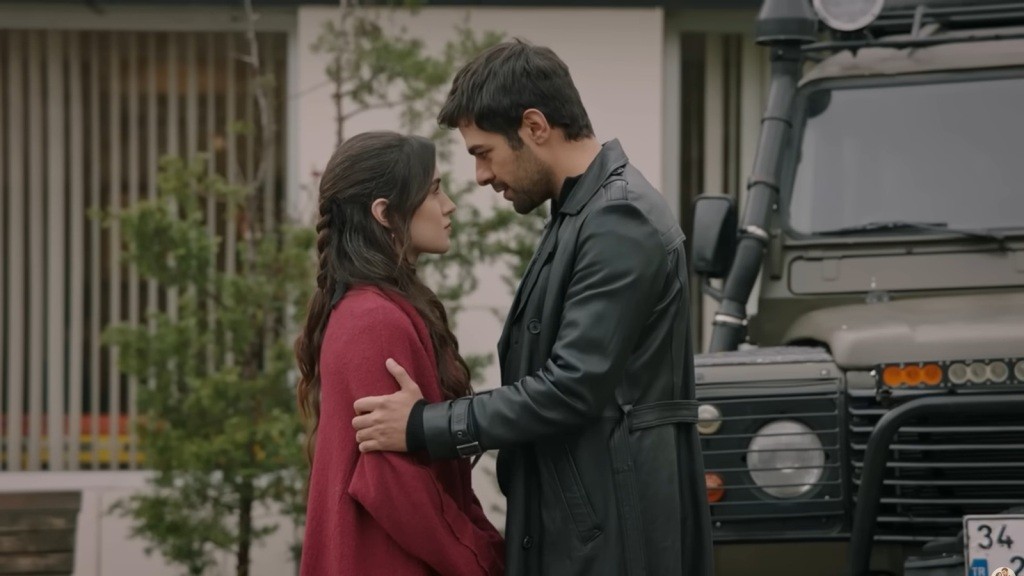 Halil czule obejmuje ramiona Zeynep, zaglądając jej głęboko w oczy.