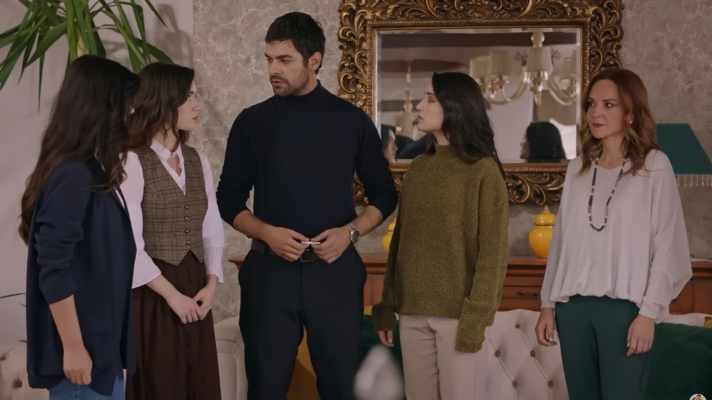 Gozde, Zeynep, Halil, Gulhan i Songul w salonie.