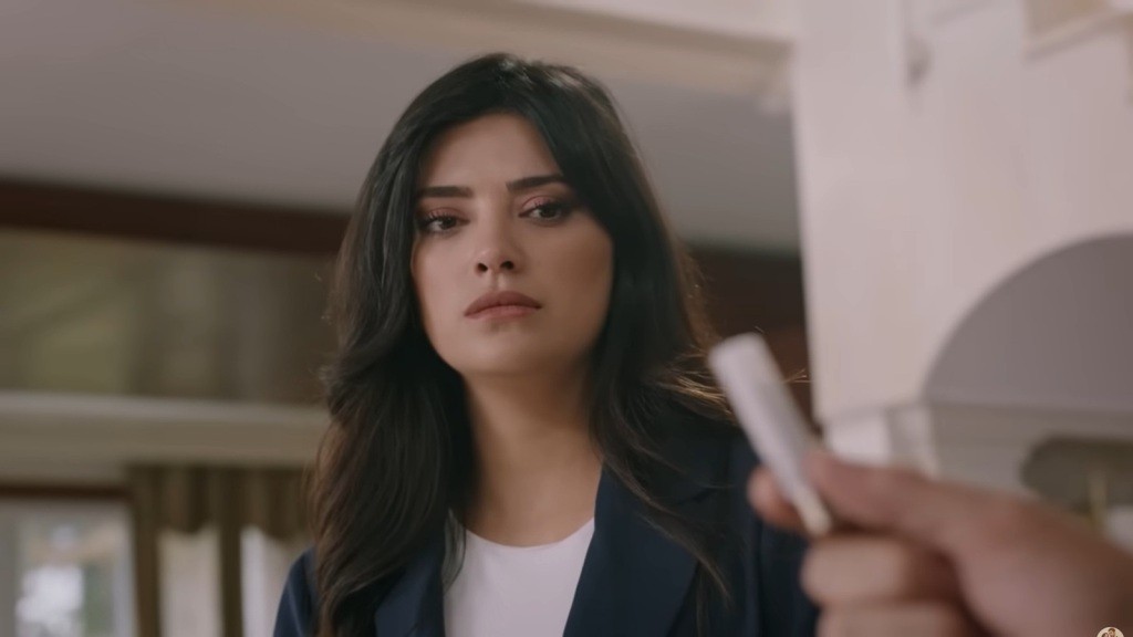 Gozde z niepokojem patrzy na pendrive w ręku Halila.