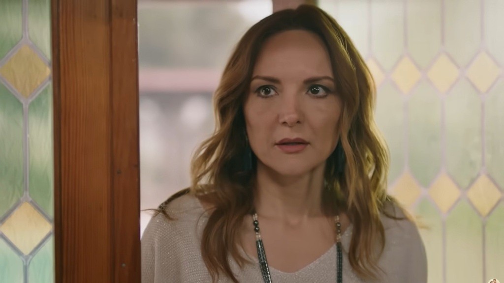 Songul, blada i przestraszona, przekracza próg pracowni.