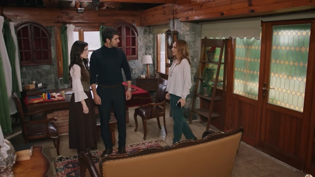 Songul podchodzi do Halila i Zeynep.