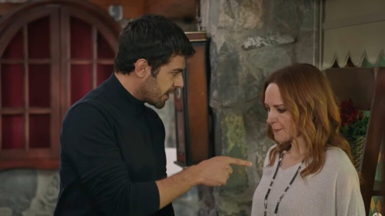 Halil wymierza w Songul palec wskazujący. Jego twarz ma gniewny wyraz.