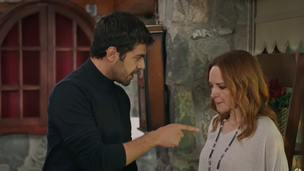 Halil wymierza w Songul palec wskazujący. Jego twarz ma gniewny wyraz.