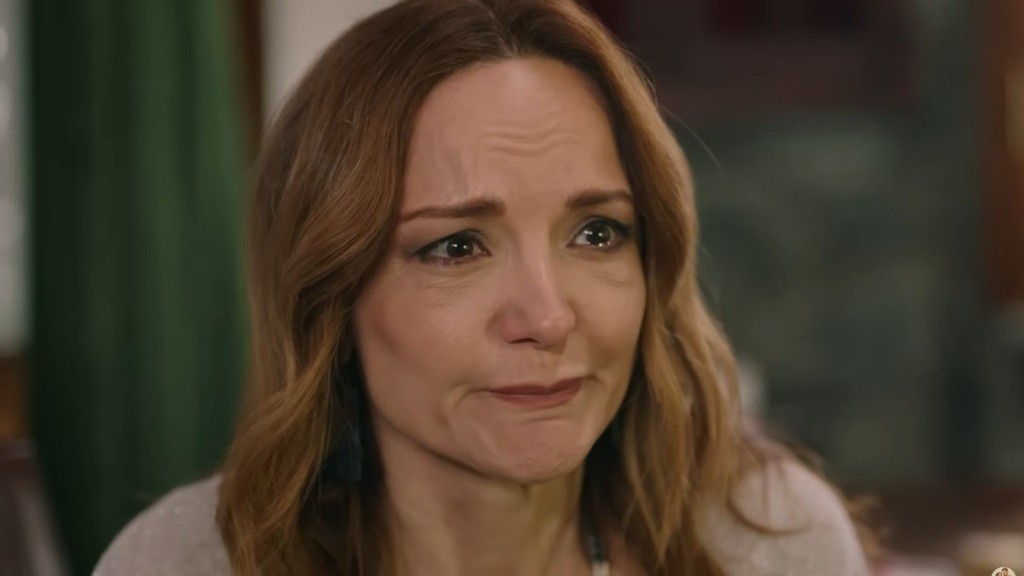 Songul jest zrozpaczona. W jej oczach lśnią łzy.