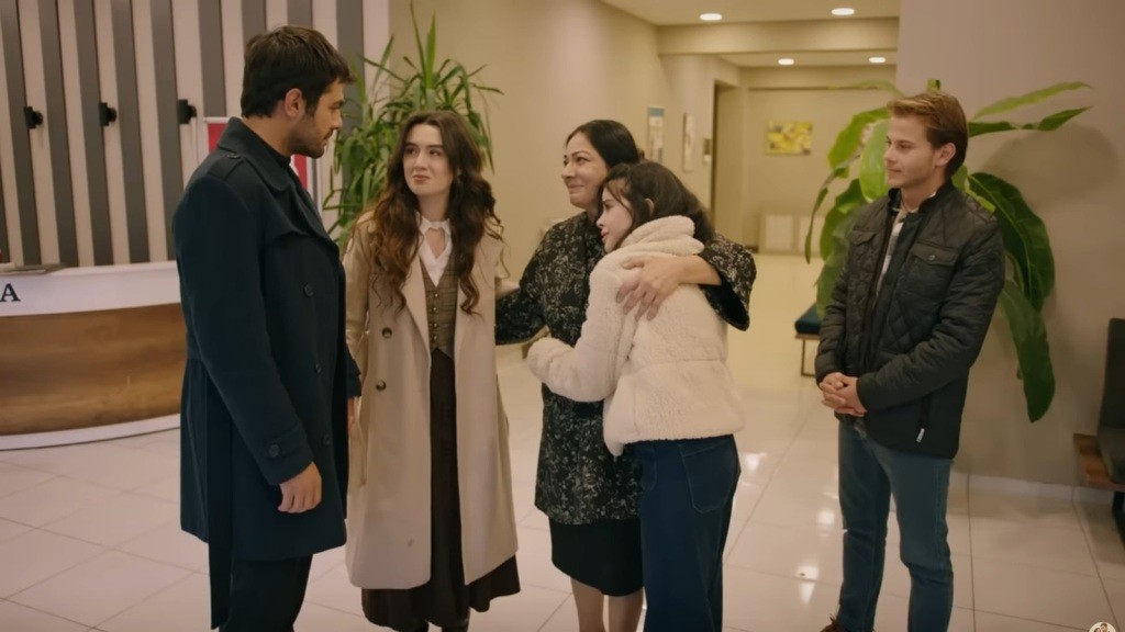 Tulay, odzyskawszy wolność, obejmuje Merve. Razem z nimi w hallu szpitala znajdują się Halil, Zeynep i Cemil.