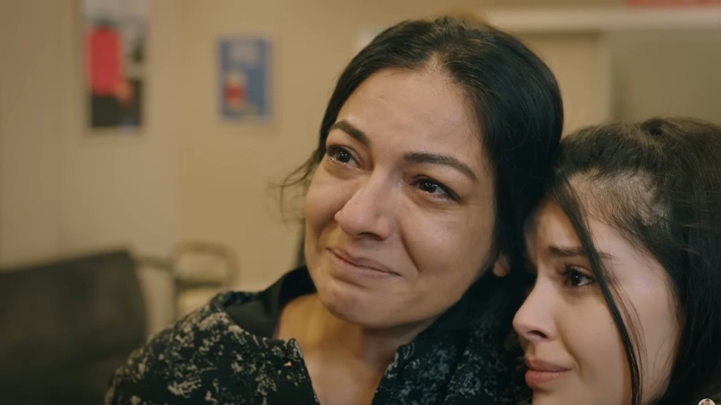 Tulay jest wzruszona po odzyskaniu wolności.