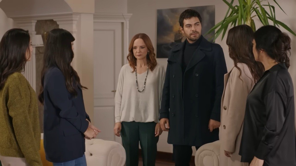 Halil przyprowadza ciotkę do salonu, by przeprosiła Tulay i Zeynep.