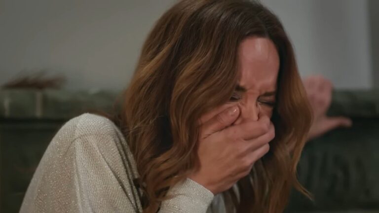 Songul wybucha płaczem.