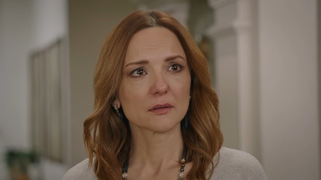 Songul jest zdruzgotana decyzją Halila. Ma łzy w oczach.