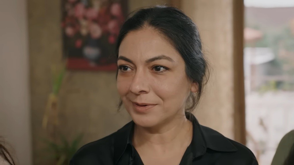 Tulay uśmiecha się z satysfakcją.