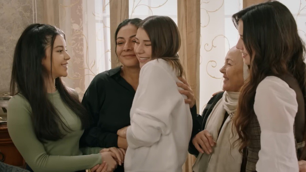 Mama, siostry i babcia Selmy są szczęśliwe z powodu jej ciąży.